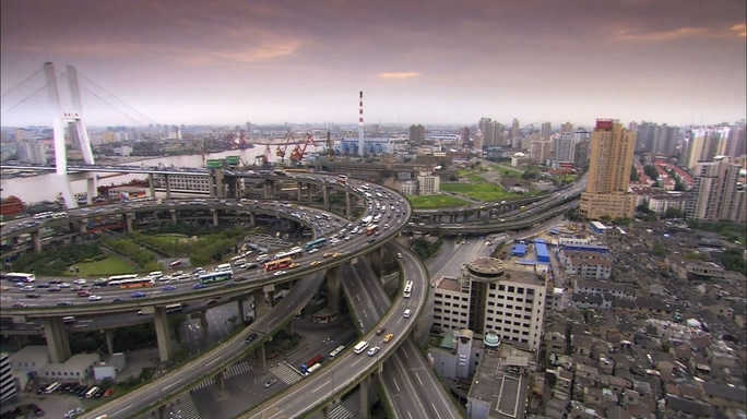 从城市上空拍摄汽车运行的实拍视频