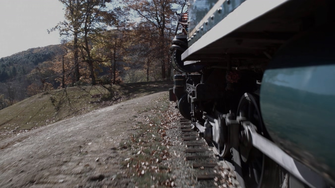 从侧方拍摄火车运行轮子状态的实拍视频