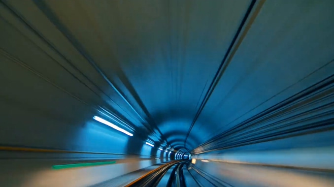 地铁在隧道中快速穿行的实拍视频