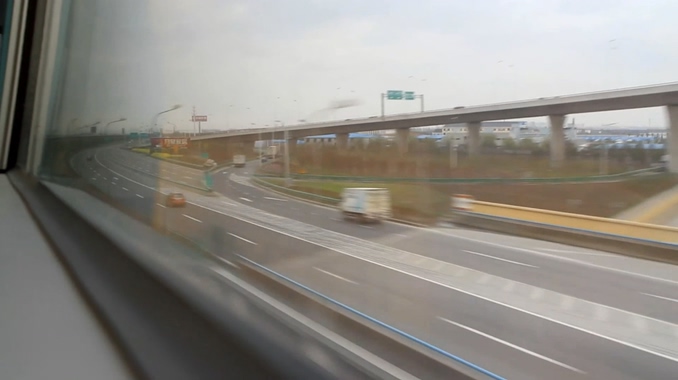 从高铁内部拍摄窗外风景的实拍视频