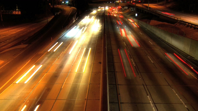 延时拍摄汽车在高速公路夜间行驶的实拍视频