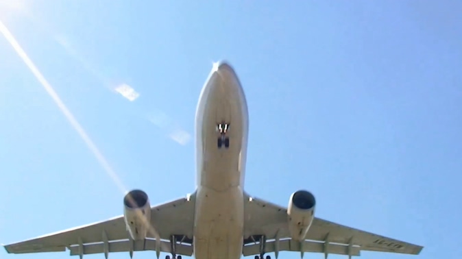 从飞机下方拍摄飞行的实拍视频
