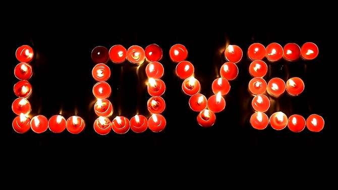 喜庆的红色蜡烛摆成LOVE字样的视频素材