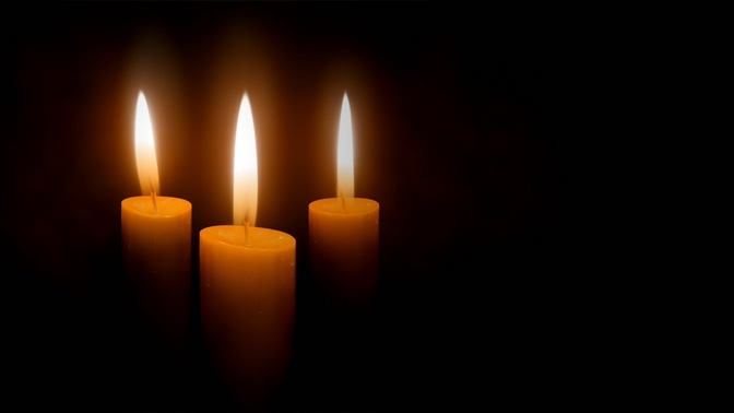 三支蜡烛在风中燃烧的视频素材