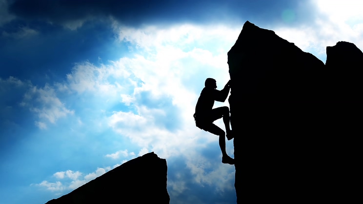 挑战爬上悬崖的极限运动实拍视频