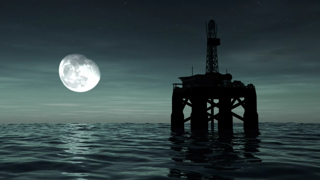 浪漫月光下的海上钻井平台实拍视频