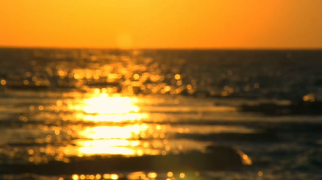唯美绚丽的金色落日影射在海水中的实拍视频