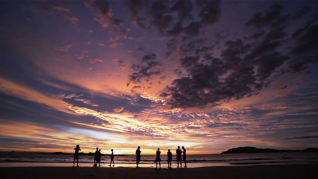 浪漫唯美的海岸边日落全程的实拍视频