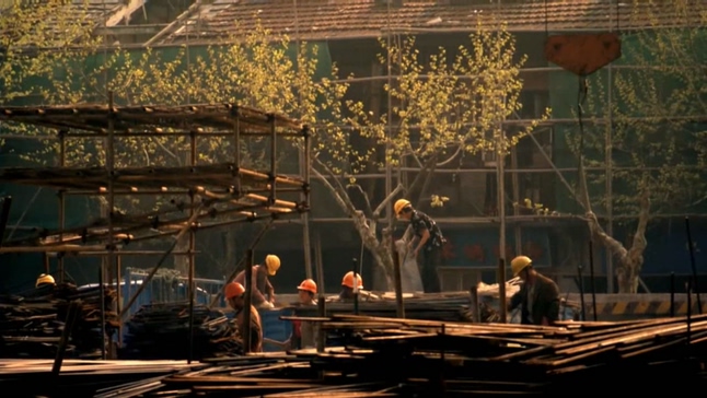 农民工在建筑工地上工作的实拍视频