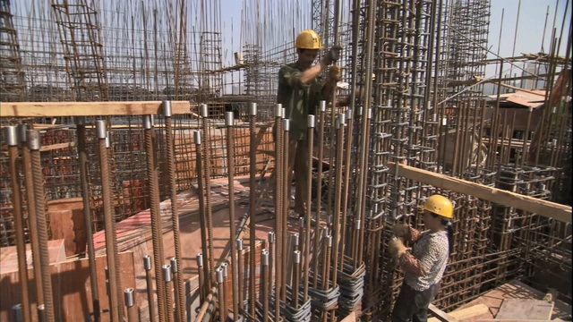 农民工在建筑工地辛勤劳作的实拍视频