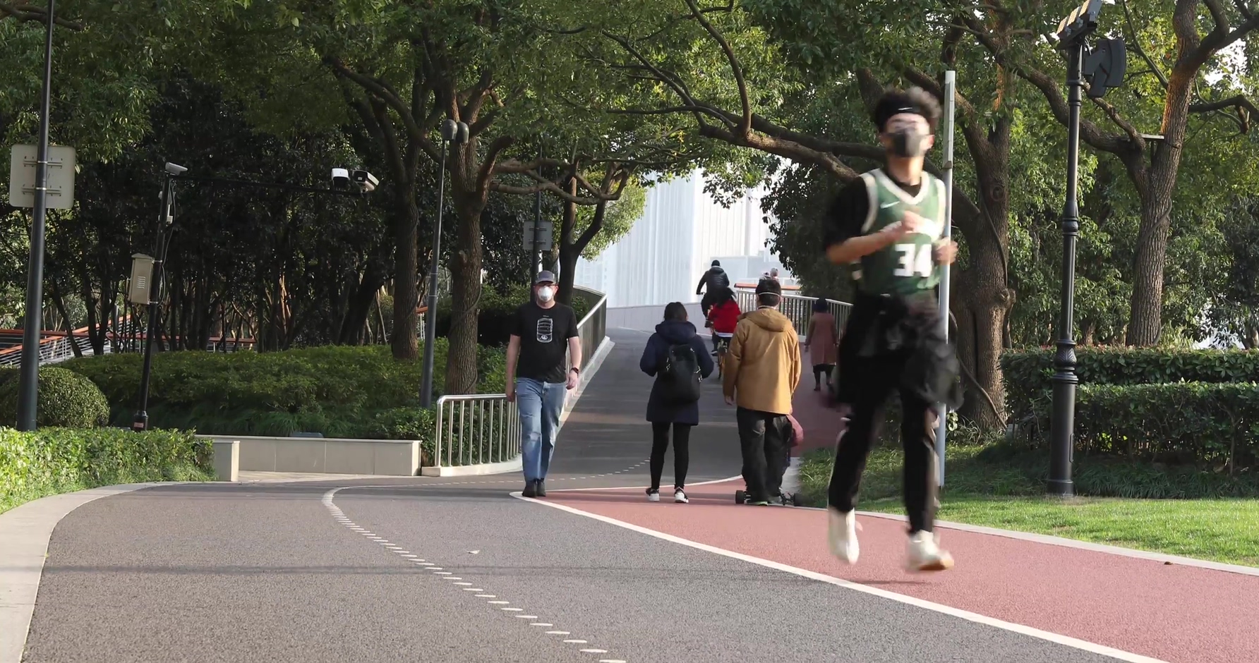 上海市民滨江骑行散步视频素材