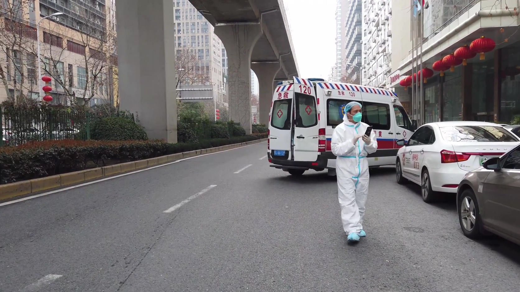 武汉新冠肺炎街头救护车运送感染病人视频素材