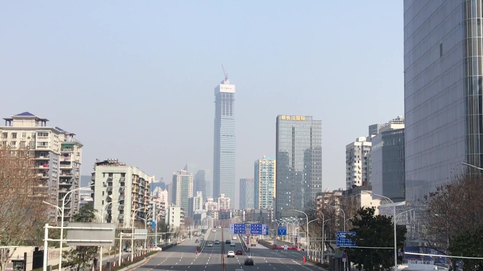 武汉新型冠状病毒疫情封城期间空旷的道路交通视频素材