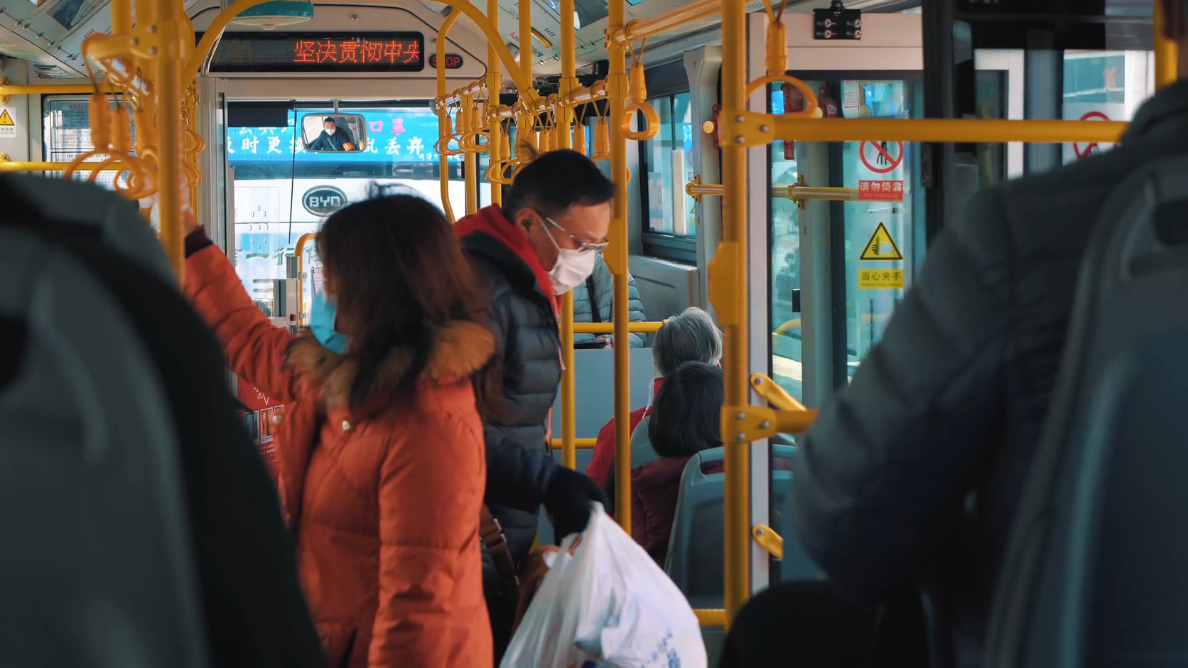 实拍疫情期间青岛公交绿色出行戴口罩的人升格镜头视频素材