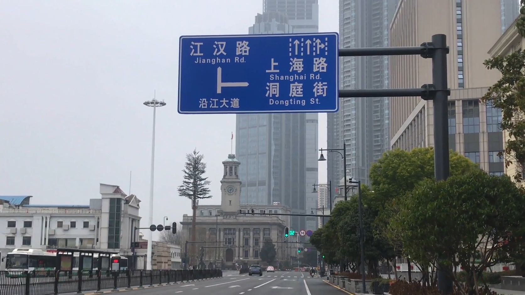 武汉疫情封城沿江大道江汉路道路交通实拍视频素材